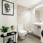 By The Old Town, New & Modern, 2 Bedroom Easy Access By Car, Free Parking Appartamento