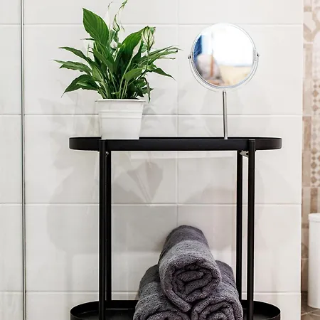 Apartman By The Old Town, New & Modern, 2 Bedroom Easy Access By Car, Free Parking *