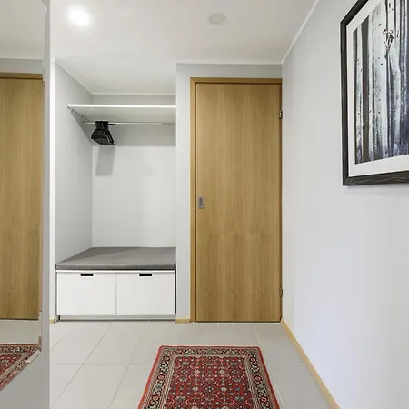 Apartman By The Old Town, New & Modern, 2 Bedroom Easy Access By Car, Free Parking *