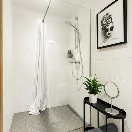 By The Old Town, New & Modern, 2 Bedroom Easy Access By Car, Parking Close By *