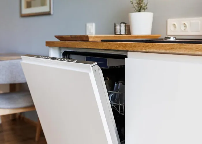 By The Old Town, New & Modern, 2 Bedroom Easy Access By Car, Free Parking Daire