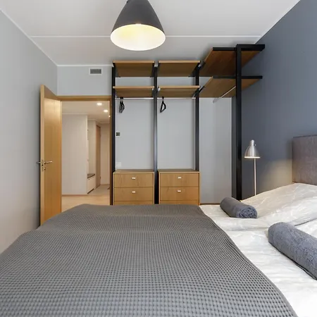 Apartmán By The Old Town, New & Modern, 2 Bedroom Easy Access By Car, Free Parking *