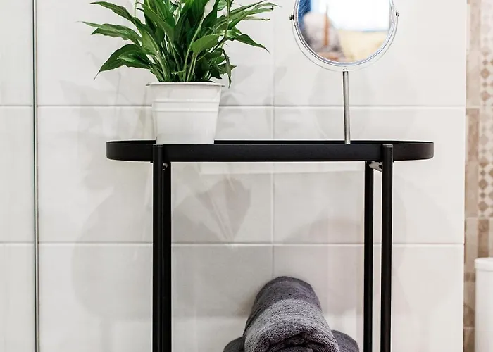 Apartmán By The Old Town, New & Modern, 2 Bedroom Easy Access By Car, Free Parking *